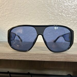 NWOT-GUESS Unisex Black Rim Blue Tinted Sunglasses